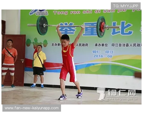 “健力赛事：高新体育中心举重场上演重磅对决，纪录挑战不断”